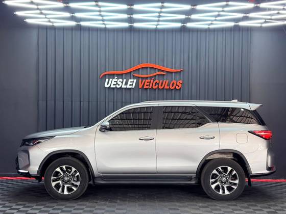 TOYOTA HILUX SW4 2.8 D-4D TURBO DIESEL SRX 7L 4X4 AUTOMÁTICO TOYOTA HILUX SW4 2.8 D-4D TURBO DIESEL SRX 7L 4X4 AUTOMÁTICO